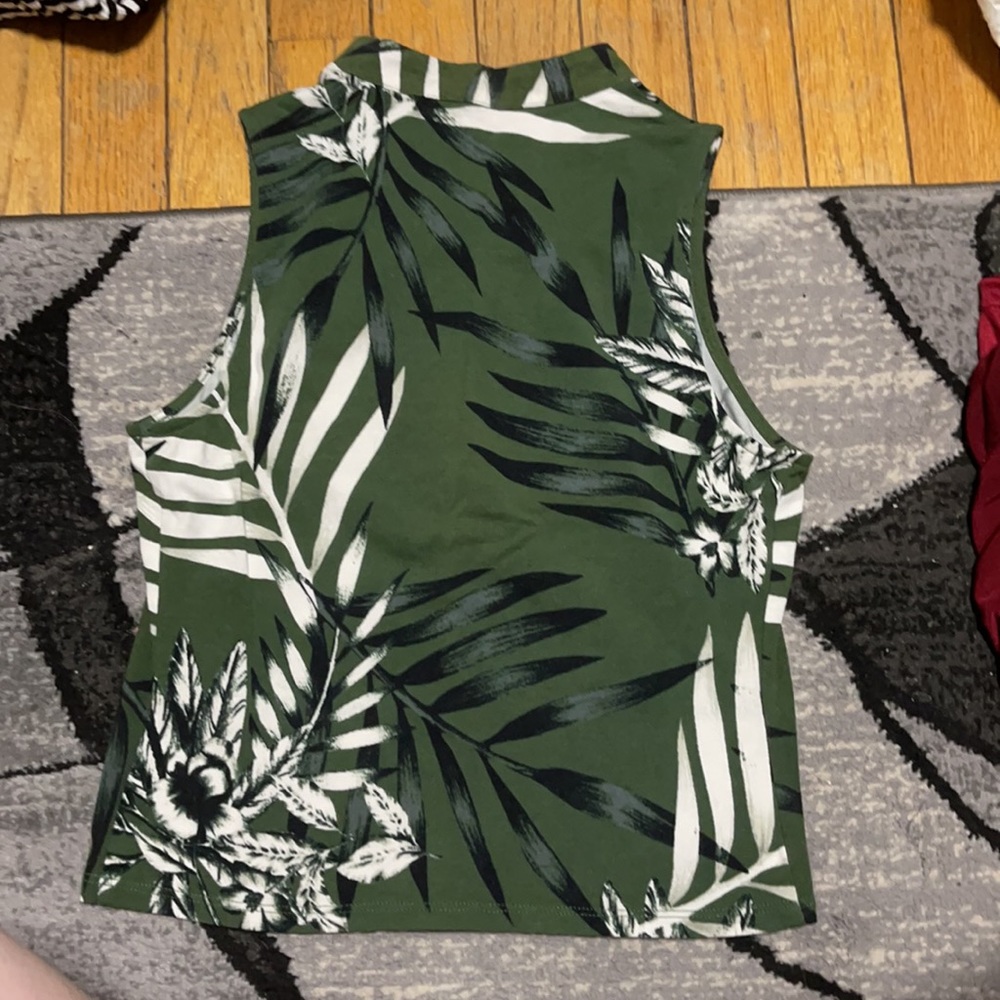 green crop top with leaves - Picture 2 of 3